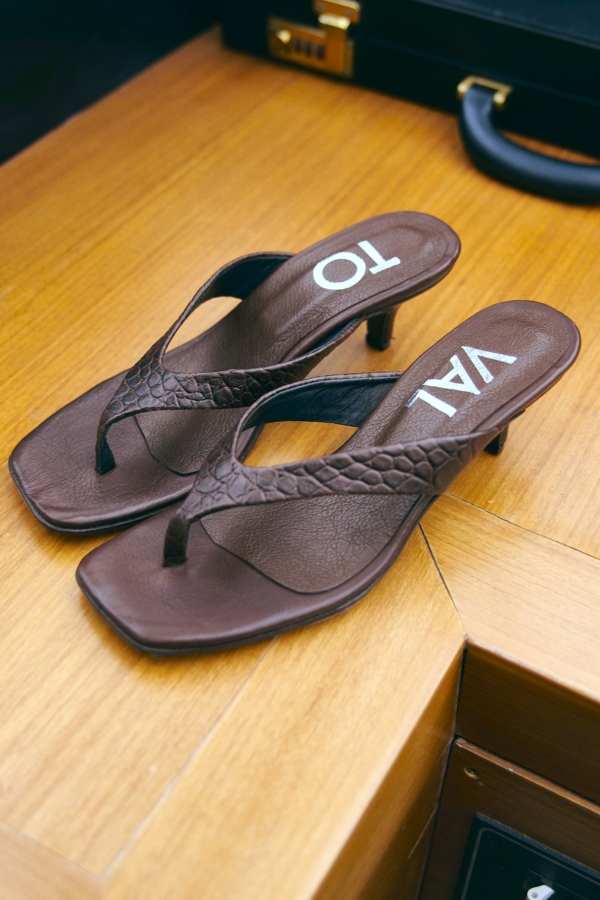 SANDALIA ROBBIE CROCO CHOCOLATE